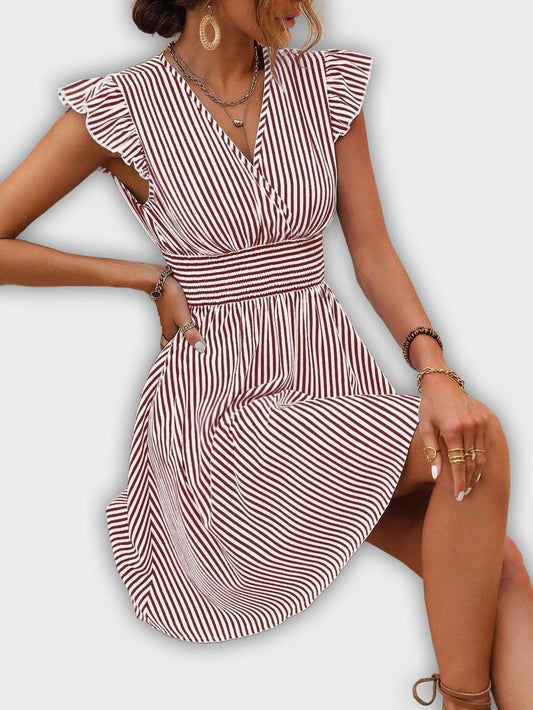 שמלת קיץ מפוספסת עם שרוולים מקופלים ומותן מודגשת